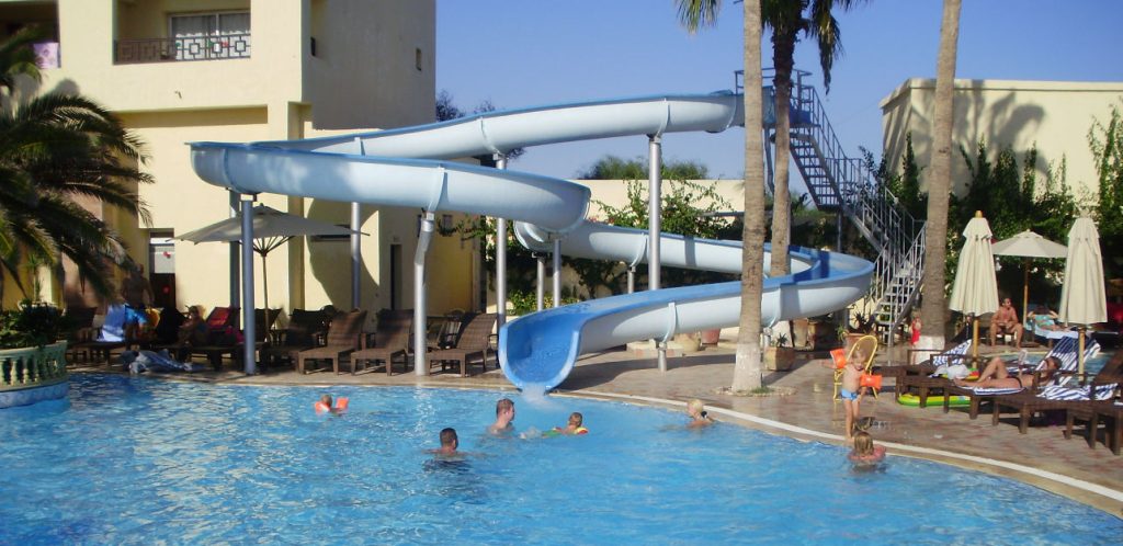 Zjeżdżalnie przy basenie hotelu Paradis Palace w Hammamet w Tunezji