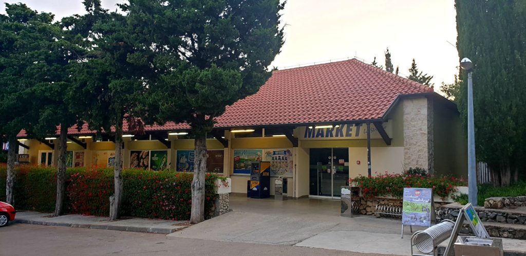 Market sklep na kempingu Strasko w Novalja na wyspie Pag w Chorwacji
