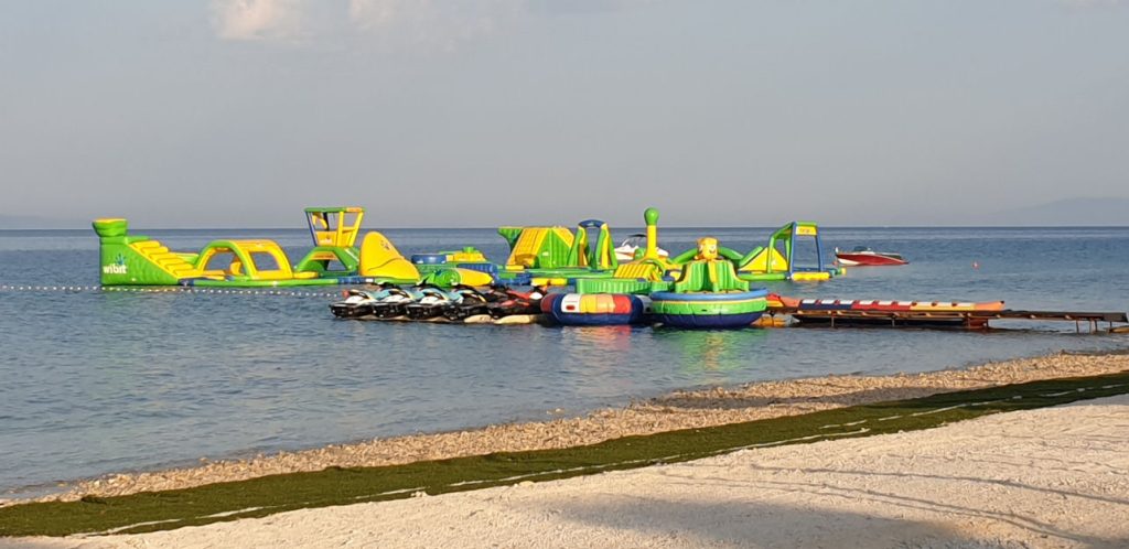 Aquapark na wodzie przy kempingu Strasko na wyspie Pag