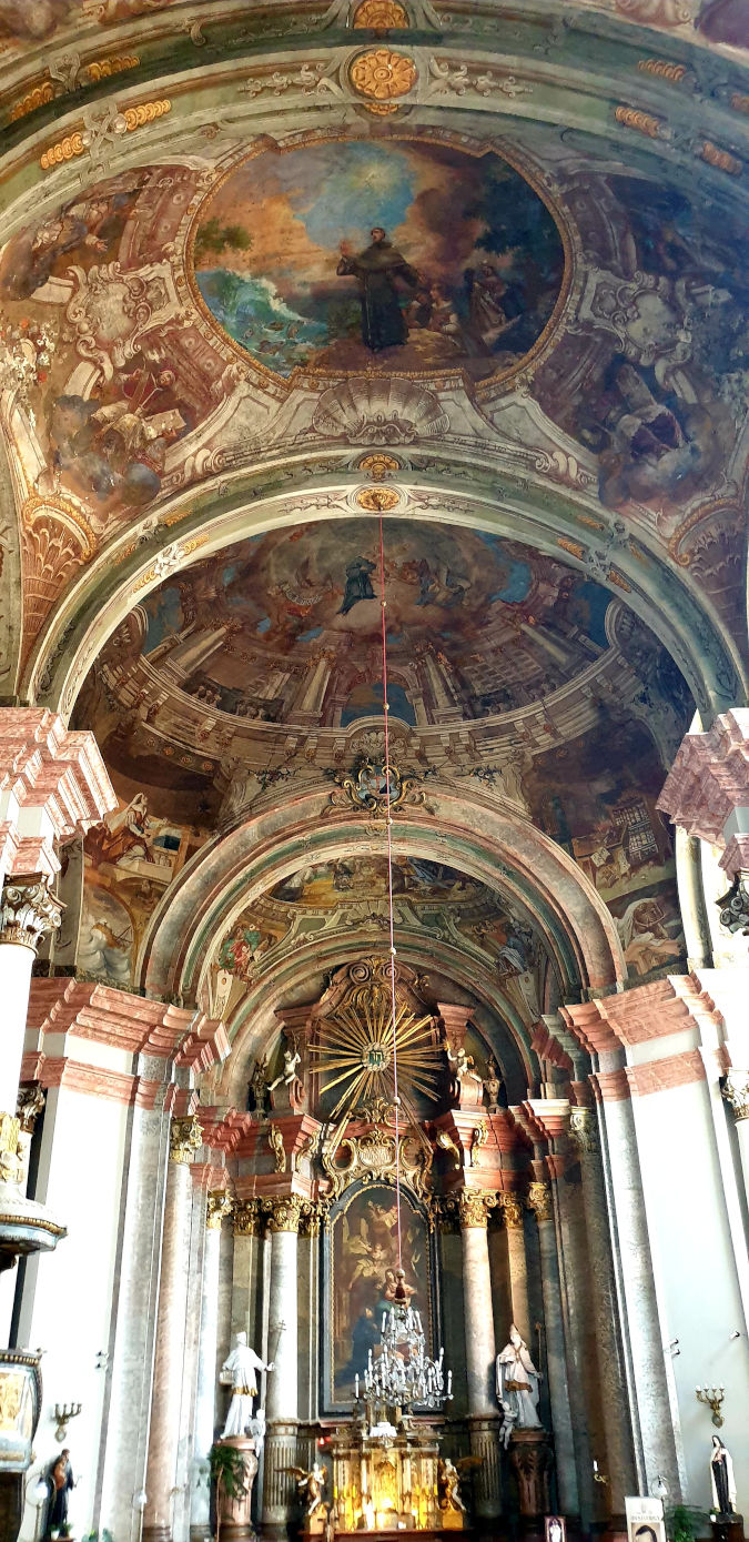 Wnętrze kościoła w Egerze