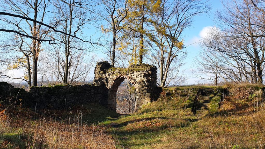Ruiny bramy zamku Nowy Dwór