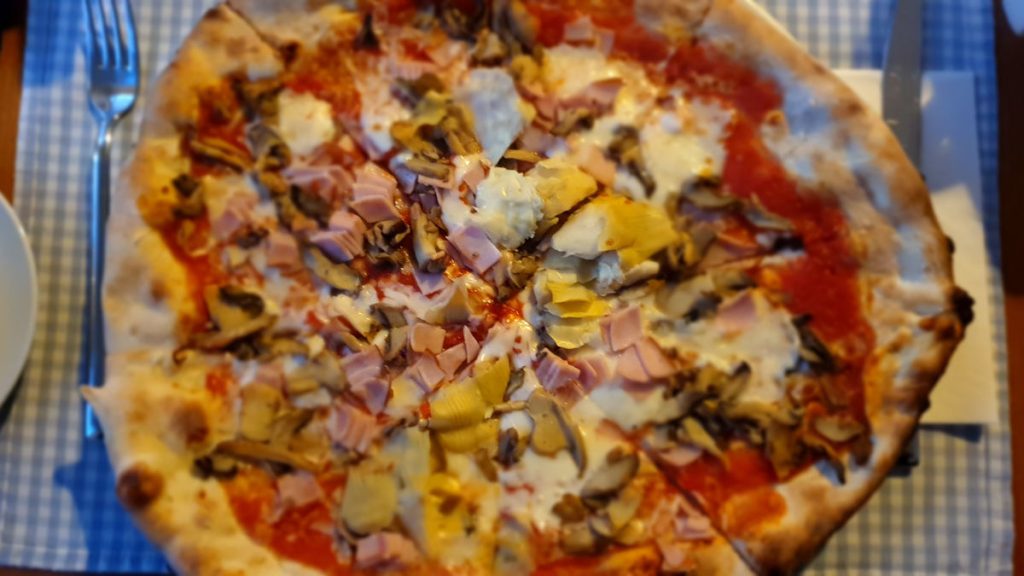 Pizza z restauracji włoskiej Caprese w Limanowej