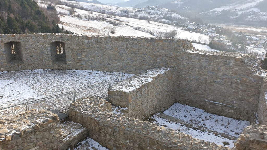 Mury ruin zamku w Rytrze