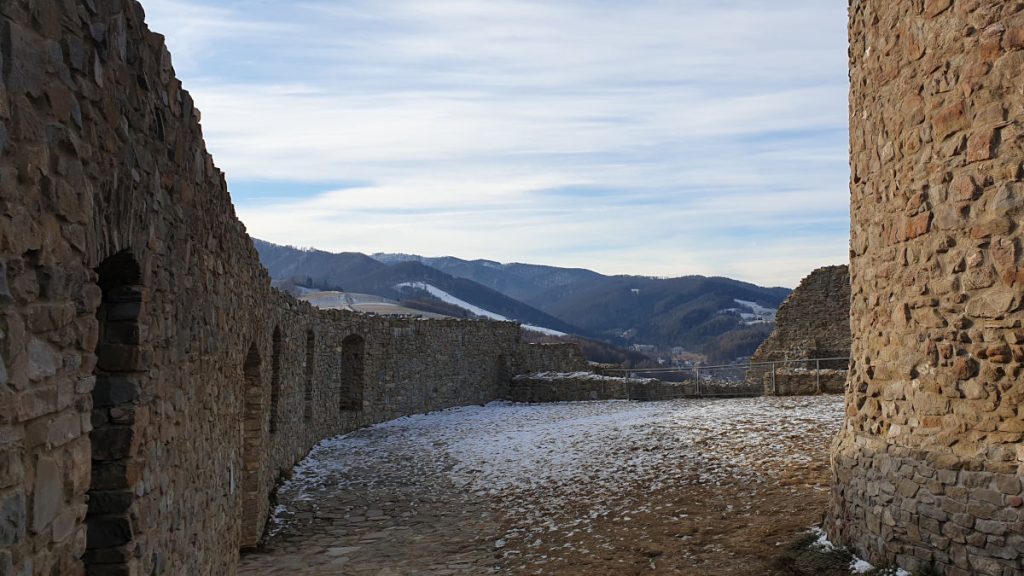 Widok na Perłę Południa z ruin zamku w Rytrze