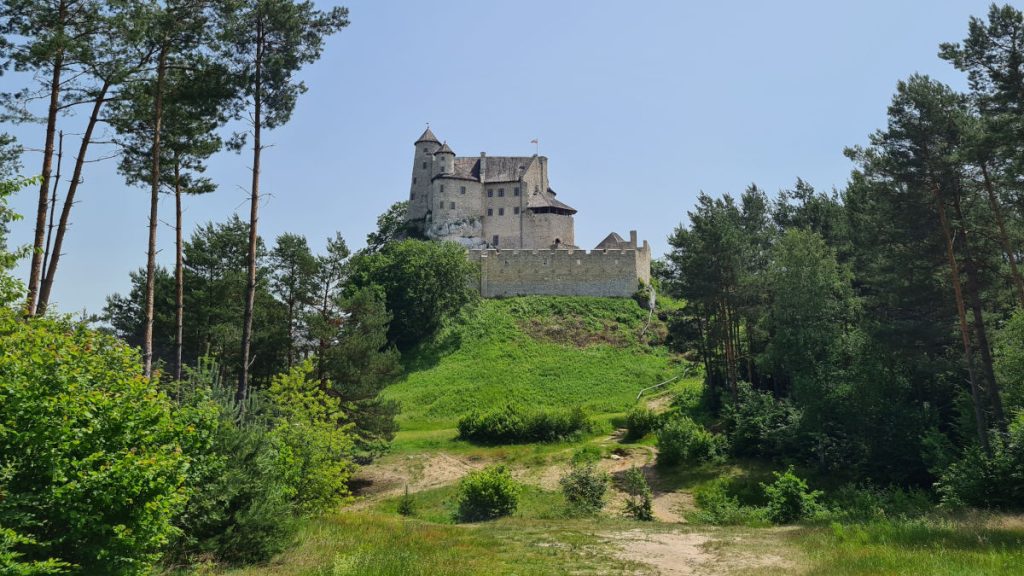 Zamek Bobolice ze ścieżki do Mirowa