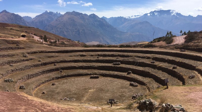 Moray kręgi tarasy z panoramą Andów w Peru
