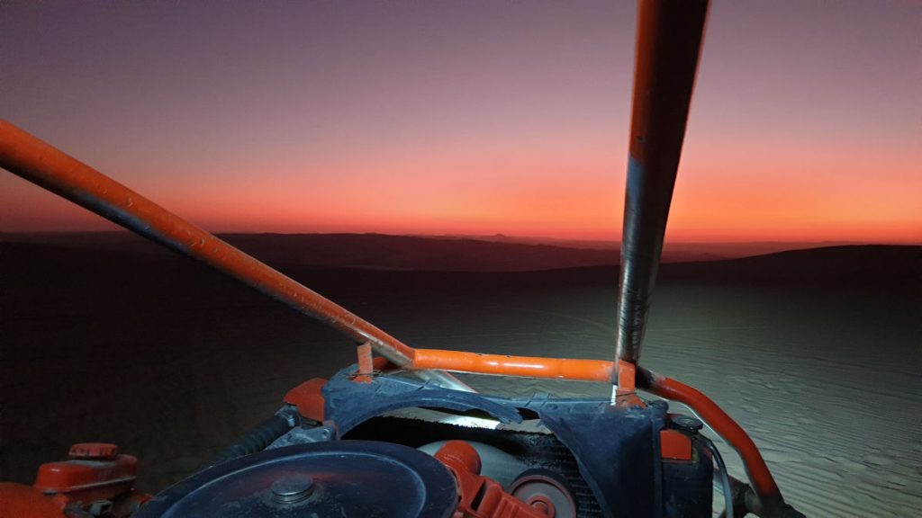 Buggy i zachód słońca na pustyni