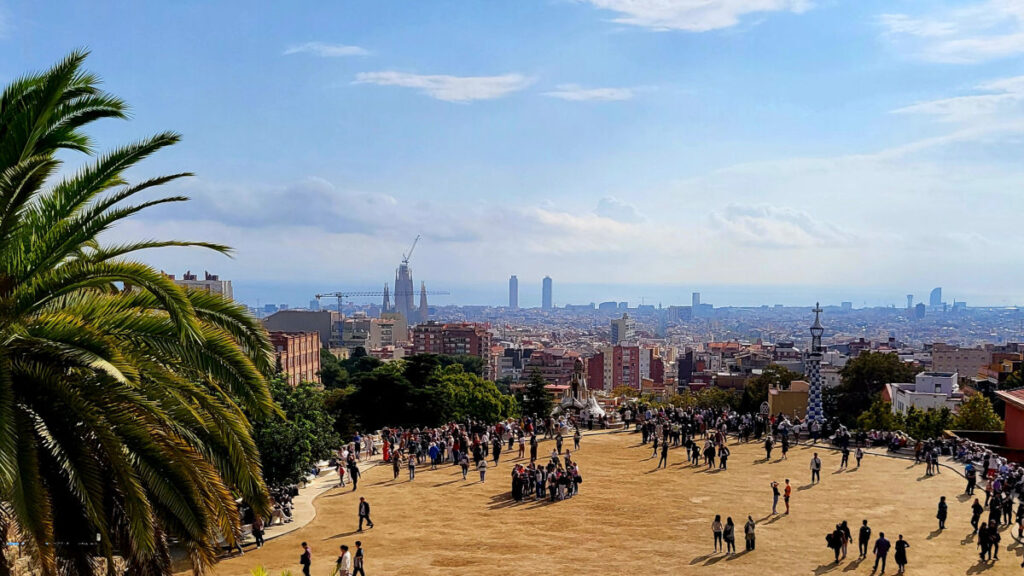 Ławka i widok w Parku Guell